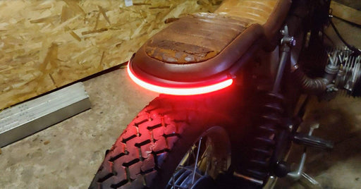JMTBNO 20 LED Feux Arrière Moto Homologue Plaque D'immatriculation Feu  Arrière Intégré Feux Stop Lumière Clignotant avec Support pour Street Bike